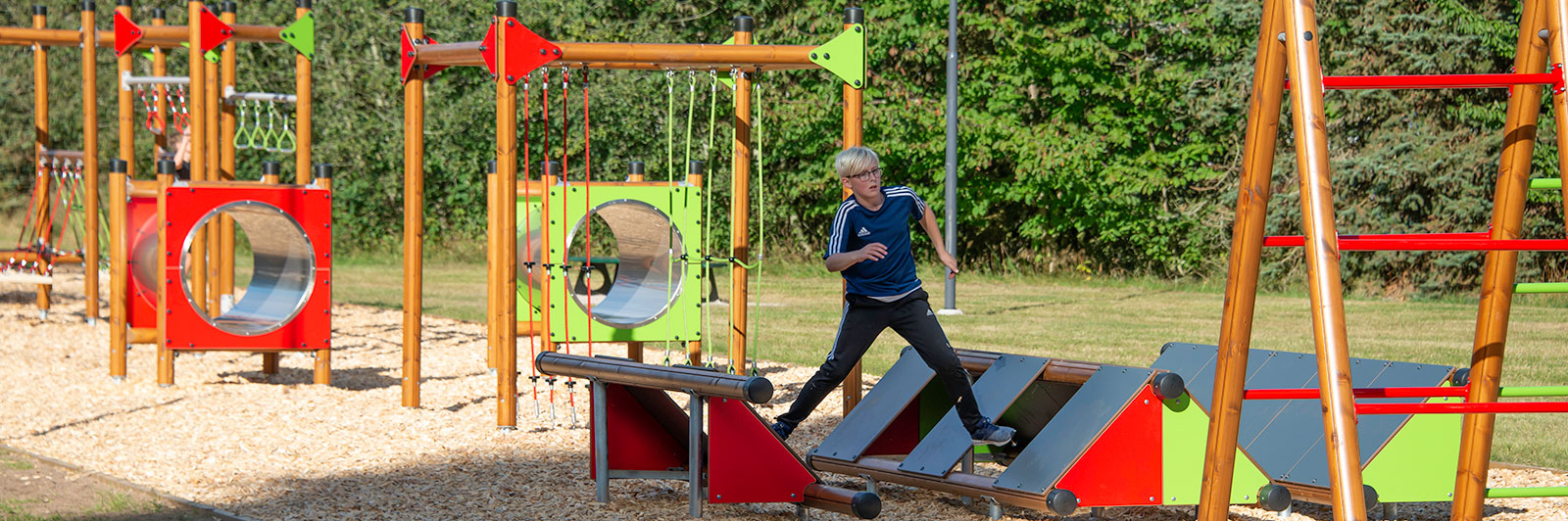 Großer hölzerner und farbenfroher Hindernisparcours, für ältere Kinder und Erwachsene.